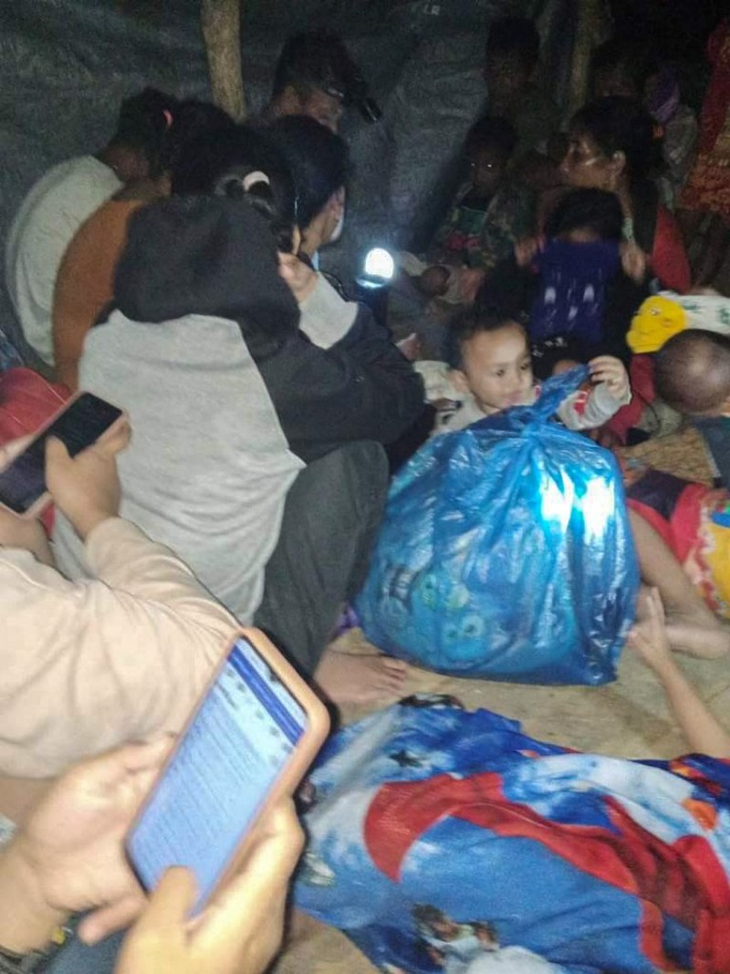 Warga berada di luar rumah dan rumah sakit setelah gempa bermagnitudo 7,1 terjadi di wilayah mereka di Desa Muara Sikabaluan, Pulau Siberut pada 25 April 2023. (BAMBANG SAGURUNG/AFP via Getty Images)