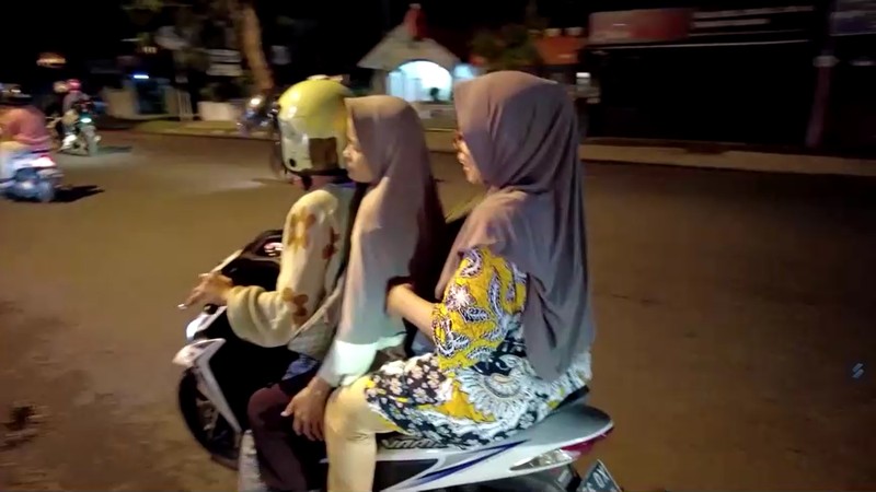 Jalan Raya padang bukit tinggi macet parah. (CNBC Indonesia/Budi Kurniawan)