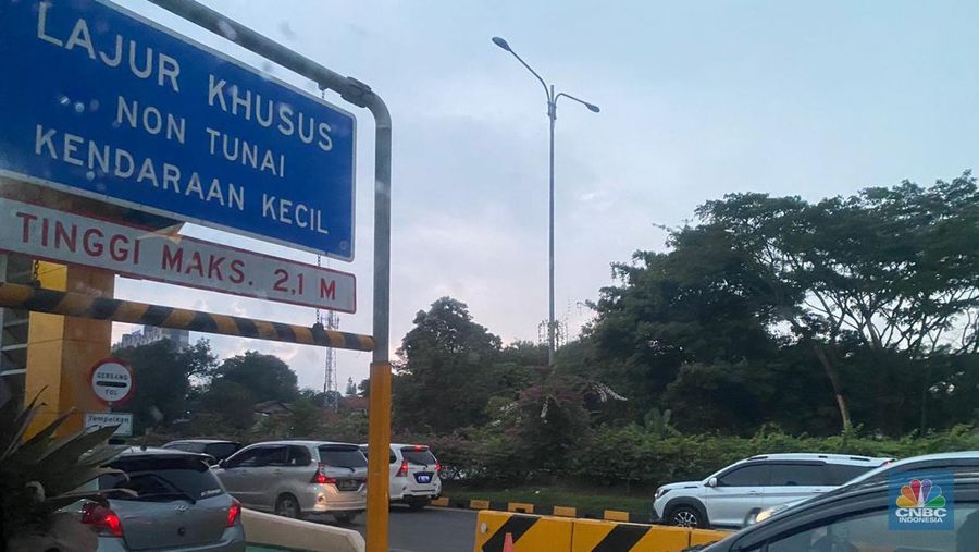 Gerbang Tol Pasteur dipadati kendaraan pribadi dari tol Padaleunyi arah Jakarta pada Selasa sore (25/4/2023). (CNBC Indonesia/Novina Putri Bestari)
