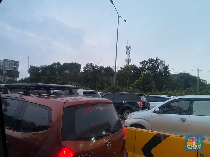 Gerbang Tol Pasteur dipadati kendaraan pribadi dari tol Padaleunyi arah Jakarta pada Selasa sore (25/4/2023). (CNBC Indonesia/Novina Putri Bestari)