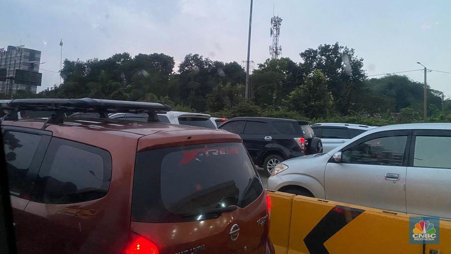 Gerbang Tol Pasteur dipadati kendaraan pribadi dari tol Padaleunyi arah Jakarta pada Selasa sore (25/4/2023). (CNBC Indonesia/Novina Putri Bestari)