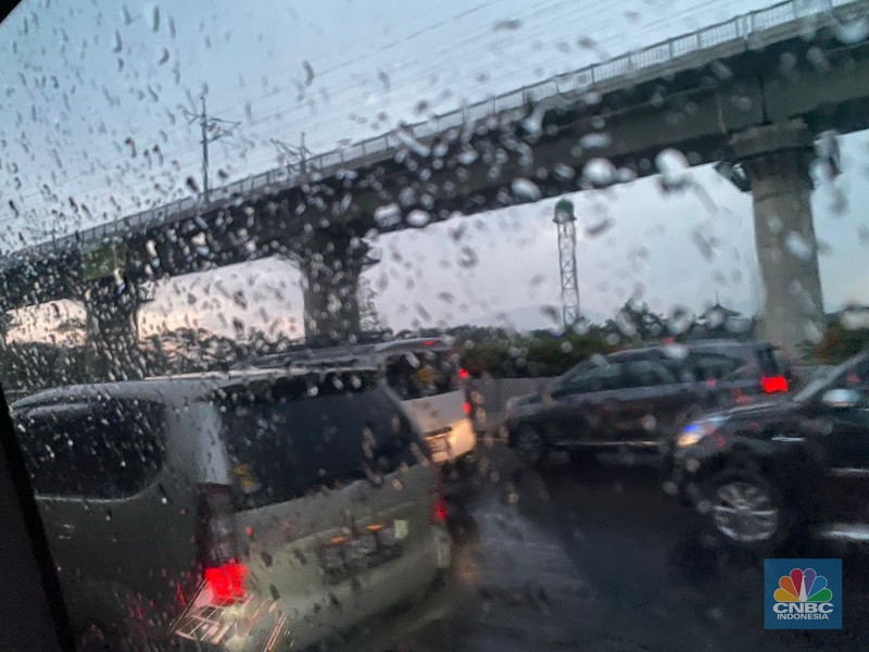 Gerbang Tol Pasteur dipadati kendaraan pribadi dari tol Padaleunyi arah Jakarta pada Selasa sore (25/4/2023). (CNBC Indonesia/Novina Putri Bestari)