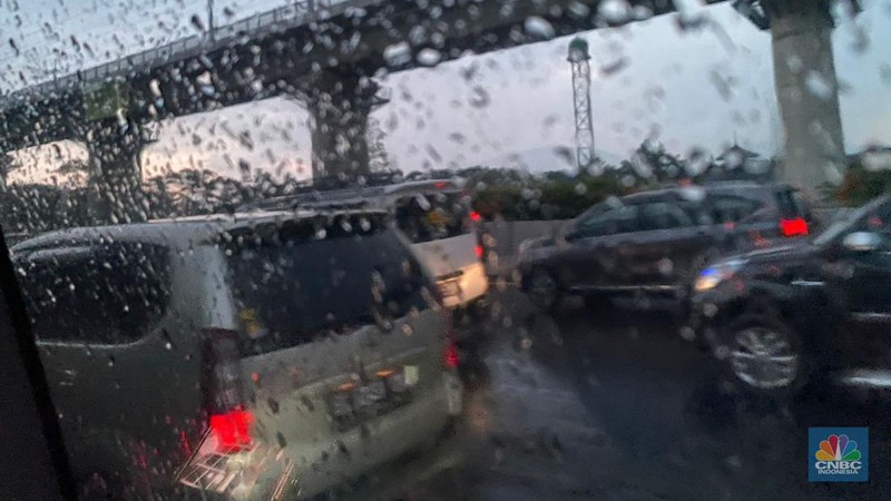 Gerbang Tol Pasteur dipadati kendaraan pribadi dari tol Padaleunyi arah Jakarta pada Selasa sore (25/4/2023). (CNBC Indonesia/Novina Putri Bestari)