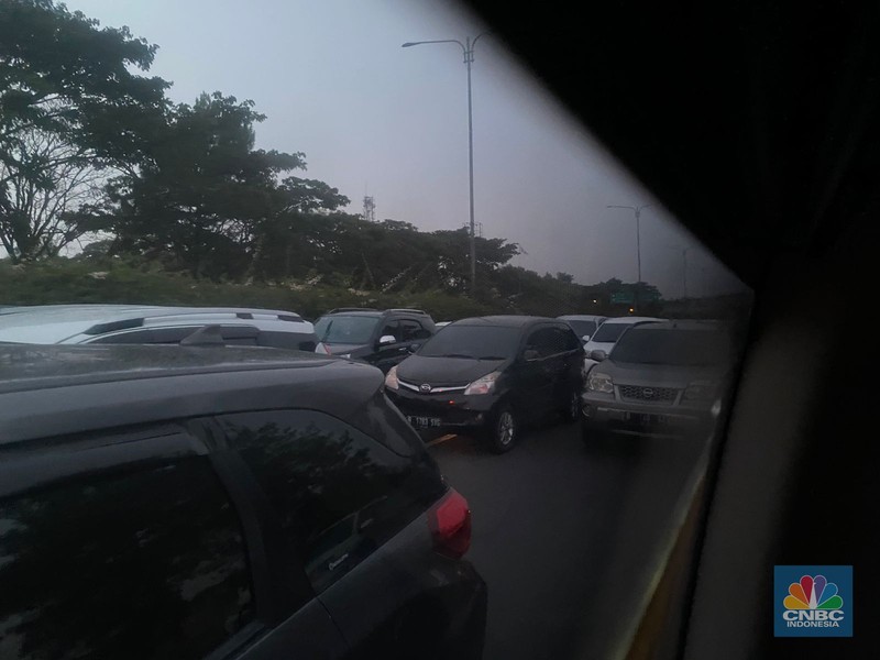 Gerbang Tol Pasteur dipadati kendaraan pribadi dari tol Padaleunyi arah Jakarta pada Selasa sore (25/4/2023). Gerbang Tol Pasteur dipadati kendaraan pribadi dari tol Padaleunyi arah Jakarta pada Selasa sore (25/4/2023). (CNBC Indonesia/Novina Putri Bestari)