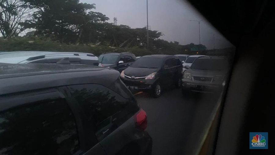 Gerbang Tol Pasteur dipadati kendaraan pribadi dari tol Padaleunyi arah Jakarta pada Selasa sore (25/4/2023). (CNBC Indonesia/Novina Putri Bestari)