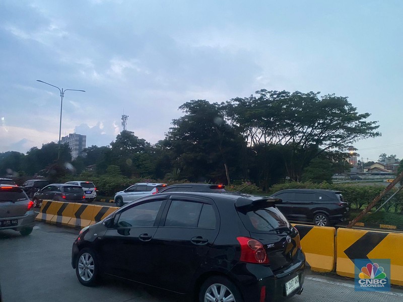 Gerbang Tol Pasteur dipadati kendaraan pribadi dari tol Padaleunyi arah Jakarta pada Selasa sore (25/4/2023). (CNBC Indonesia/Novina Putri Bestari)