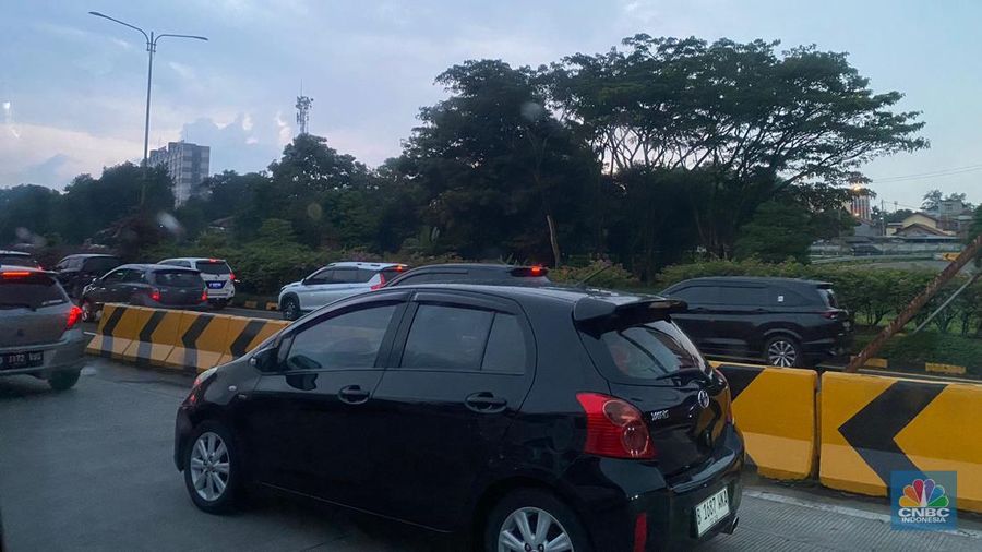 Gerbang Tol Pasteur dipadati kendaraan pribadi dari tol Padaleunyi arah Jakarta pada Selasa sore (25/4/2023). (CNBC Indonesia/Novina Putri Bestari)