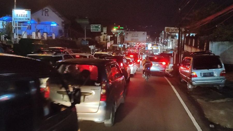 Jalur Cianjur arah Puncak macet. (Ikbal Selamet/detikcom)