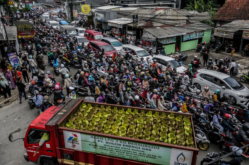 Motorists commute in a traffic jam in Bogor on April 25, 2023, as people return to the cities after celebrating the Eid al-Fitr holiday in their hometowns. (Photo by ADITYA AJI / AFP) (Photo by ADITYA AJI/AFP via Getty Images)