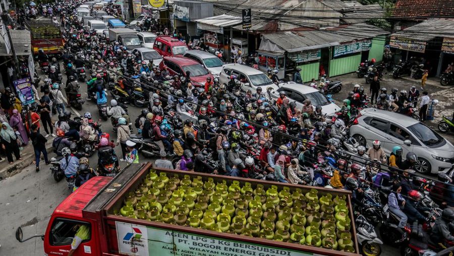Motorists commute in a traffic jam in Bogor on April 25, 2023, as people return to the cities after celebrating the Eid al-Fitr holiday in their hometowns. (Photo by ADITYA AJI / AFP) (Photo by ADITYA AJI/AFP via Getty Images)
