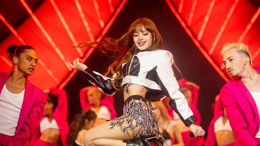 Lisa dari BLACKPINK tampil di Coachella Stage selama Festival Musik dan Seni Coachella Valley 2023 pada 22 April 2023 di Indio, California. (Emma McIntyre/Getty Images for Coachella)