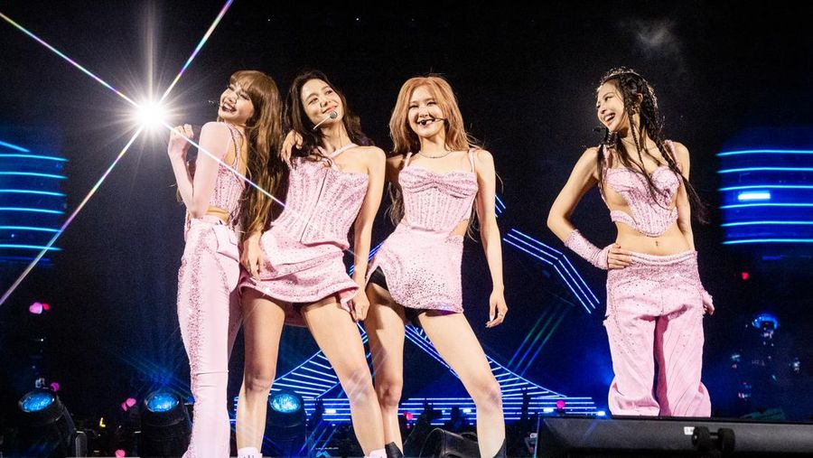 Lisa, Jisoo, Rosé, dan Jennie dari BLACKPINK tampil di atas panggung di Festival Musik dan Seni Coachella Valley 2023 pada 22 April 2023 di Indio, California. (Emma McIntyre/Getty Images for Coachella)