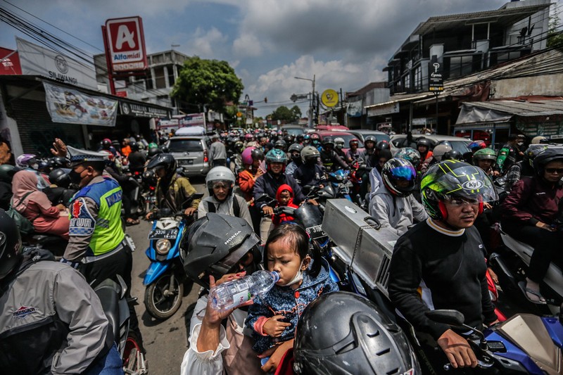 Jalan Raya padang bukit tinggi macet parah. (CNBC Indonesia/Budi Kurniawan) Jalan Raya padang bukit tinggi macet parah. (CNBC Indonesia/Budi Kurniawan)