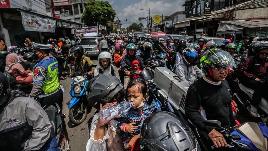 Motorists commute in a traffic jam in Bogor on April 25, 2023, as people return to the cities after celebrating the Eid al-Fitr holiday in their hometowns. (Photo by ADITYA AJI / AFP) (Photo by ADITYA AJI/AFP via Getty Images)