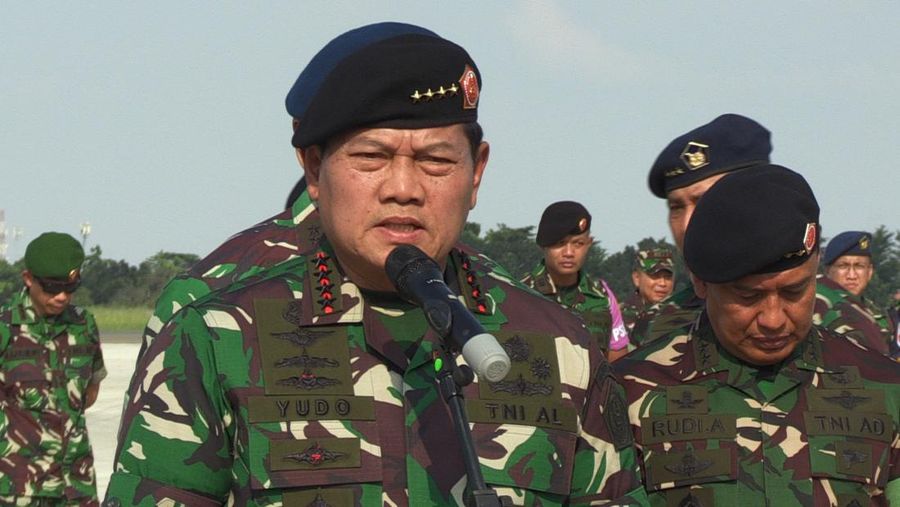 Tentara Nasional Indonesia (TNI) terlihat saat upacara pelepasan pasukan untuk misi evakuasi WNI di Sudan akibat konflik bersenjata di Pangkalan Udara Halim Perdanakusumah, Jakarta, Indonesia pada 24 April 2023. (Firdaus Wajidi/Anadolu Agency via Getty Images)