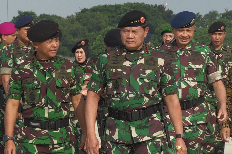 Tentara Nasional Indonesia (TNI) terlihat saat upacara pelepasan pasukan untuk misi evakuasi WNI di Sudan akibat konflik bersenjata di Pangkalan Udara Halim Perdanakusumah, Jakarta, Indonesia pada 24 April 2023. Tentara Nasional Indonesia (TNI) terlihat saat upacara pelepasan pasukan untuk misi evakuasi WNI di Sudan akibat konflik bersenjata di Pangkalan Udara Halim Perdanakusumah, Jakarta, Indonesia pada 24 April 2023. (Firdaus Wajidi/Anadolu Agency via Getty Images)