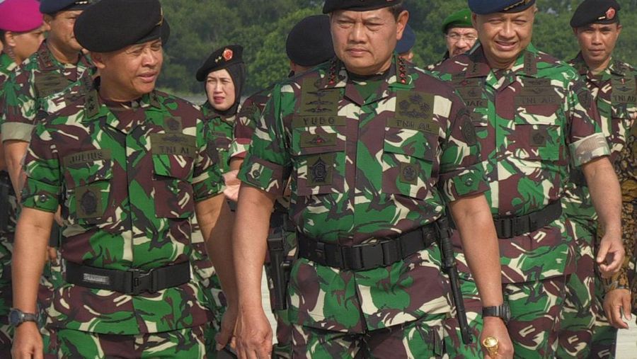 Tentara Nasional Indonesia (TNI) terlihat saat upacara pelepasan pasukan untuk misi evakuasi WNI di Sudan akibat konflik bersenjata di Pangkalan Udara Halim Perdanakusumah, Jakarta, Indonesia pada 24 April 2023. (Firdaus Wajidi/Anadolu Agency via Getty Images)