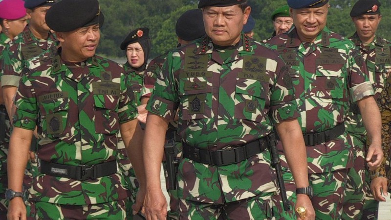 Tentara Nasional Indonesia (TNI) terlihat saat upacara pelepasan pasukan untuk misi evakuasi WNI di Sudan akibat konflik bersenjata di Pangkalan Udara Halim Perdanakusumah, Jakarta, Indonesia pada 24 April 2023. (Firdaus Wajidi/Anadolu Agency via Getty Images)