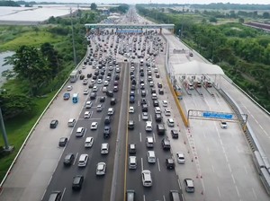 Pantauan dari Udara Antrean Panjang Kendaraan di GT Cikampek Utama