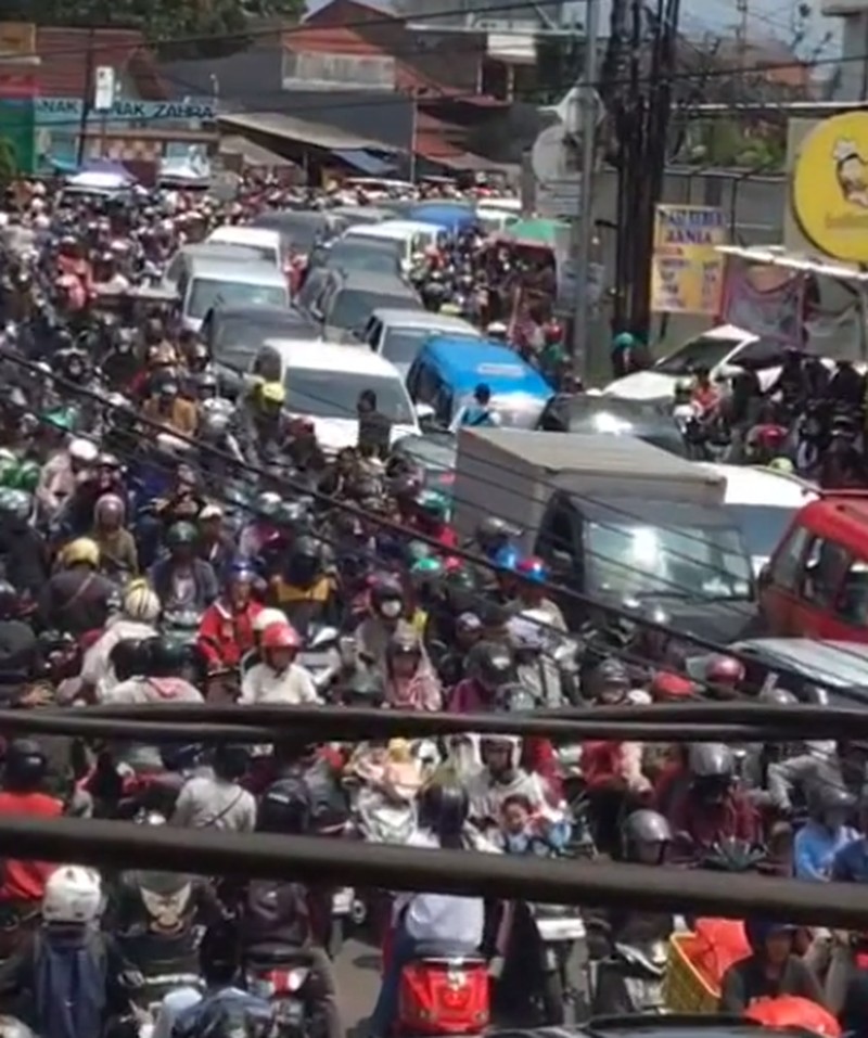 Kemacetan Jalur Puncak Motorists commute in a traffic jam in Bogor on April 25, 2023, as people return to the cities after celebrating the Eid al-Fitr holiday in their hometowns. (Photo by ADITYA AJI / AFP) (Photo by ADITYA AJI/AFP via Getty Images)