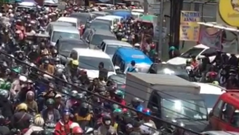 Macet Horor Jalur Puncak Bogor, Kendaraan Tak Bergerak