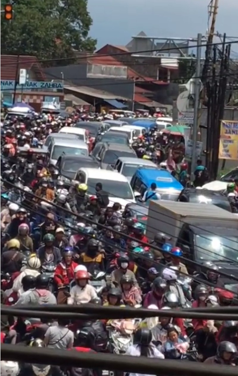 Kemacetan Jalur Puncak Motorists commute in a traffic jam in Bogor on April 25, 2023, as people return to the cities after celebrating the Eid al-Fitr holiday in their hometowns. (Photo by ADITYA AJI / AFP) (Photo by ADITYA AJI/AFP via Getty Images)