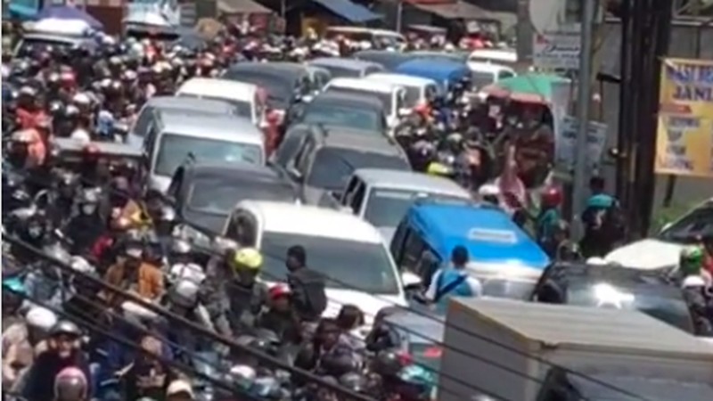Motorists commute in a traffic jam in Bogor on April 25, 2023, as people return to the cities after celebrating the Eid al-Fitr holiday in their hometowns. (Photo by ADITYA AJI / AFP) (Photo by ADITYA AJI/AFP via Getty Images)