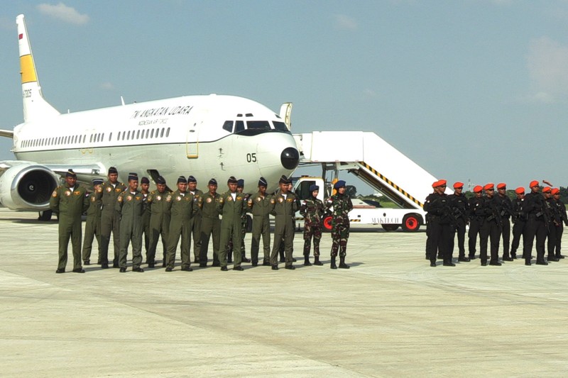 Tentara Nasional Indonesia (TNI) terlihat saat upacara pelepasan pasukan untuk misi evakuasi WNI di Sudan akibat konflik bersenjata di Pangkalan Udara Halim Perdanakusumah, Jakarta, Indonesia pada 24 April 2023. (Firdaus Wajidi/Anadolu Agency via Getty Images)