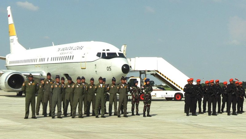 Tentara Nasional Indonesia (TNI) terlihat saat upacara pelepasan pasukan untuk misi evakuasi WNI di Sudan akibat konflik bersenjata di Pangkalan Udara Halim Perdanakusumah, Jakarta, Indonesia pada 24 April 2023. (Firdaus Wajidi/Anadolu Agency via Getty Images)