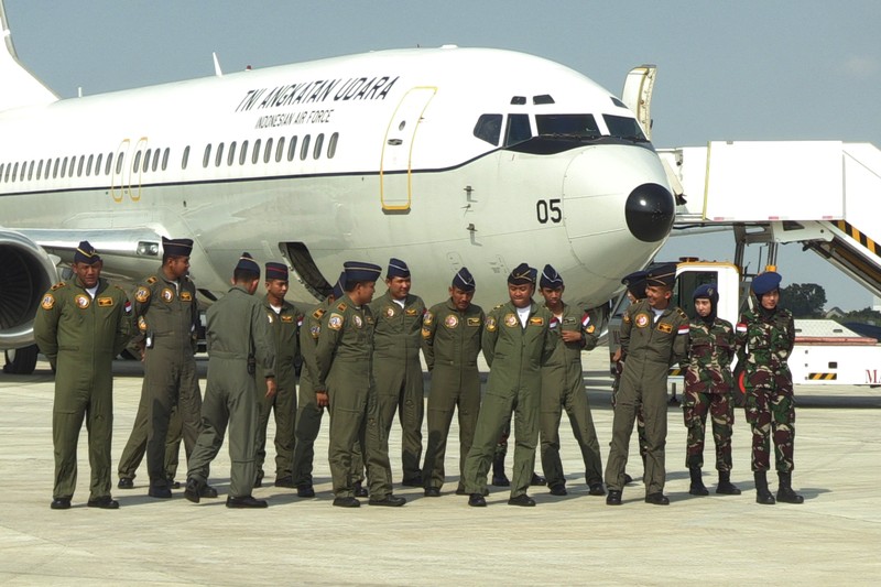Tentara Nasional Indonesia (TNI) terlihat saat upacara pelepasan pasukan untuk misi evakuasi WNI di Sudan akibat konflik bersenjata di Pangkalan Udara Halim Perdanakusumah, Jakarta, Indonesia pada 24 April 2023. (Firdaus Wajidi/Anadolu Agency via Getty Images)