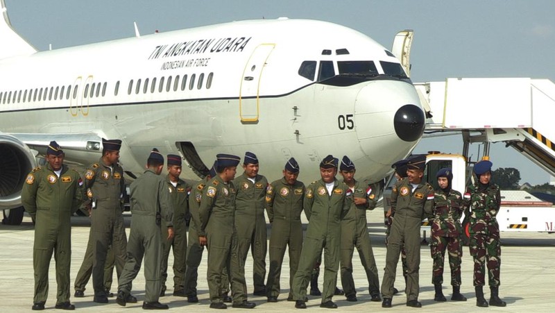Tentara Nasional Indonesia (TNI) terlihat saat upacara pelepasan pasukan untuk misi evakuasi WNI di Sudan akibat konflik bersenjata di Pangkalan Udara Halim Perdanakusumah, Jakarta, Indonesia pada 24 April 2023. (Firdaus Wajidi/Anadolu Agency via Getty Images)