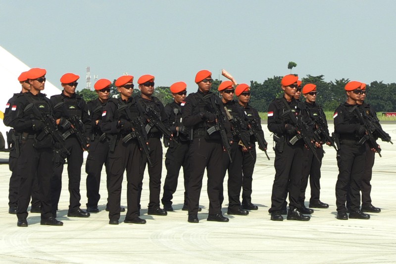 Tentara Nasional Indonesia (TNI) terlihat saat upacara pelepasan pasukan untuk misi evakuasi WNI di Sudan akibat konflik bersenjata di Pangkalan Udara Halim Perdanakusumah, Jakarta, Indonesia pada 24 April 2023. Tentara Nasional Indonesia (TNI) terlihat saat upacara pelepasan pasukan untuk misi evakuasi WNI di Sudan akibat konflik bersenjata di Pangkalan Udara Halim Perdanakusumah, Jakarta, Indonesia pada 24 April 2023. (Firdaus Wajidi/Anadolu Agency via Getty Images)