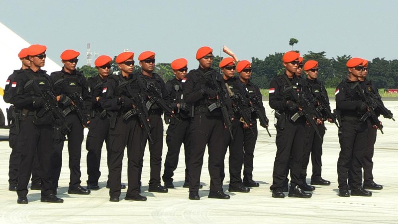 Tentara Nasional Indonesia (TNI) terlihat saat upacara pelepasan pasukan untuk misi evakuasi WNI di Sudan akibat konflik bersenjata di Pangkalan Udara Halim Perdanakusumah, Jakarta, Indonesia pada 24 April 2023. (Firdaus Wajidi/Anadolu Agency via Getty Images)