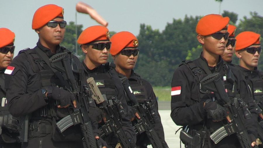 Tentara Nasional Indonesia (TNI) terlihat saat upacara pelepasan pasukan untuk misi evakuasi WNI di Sudan akibat konflik bersenjata di Pangkalan Udara Halim Perdanakusumah, Jakarta, Indonesia pada 24 April 2023. (Firdaus Wajidi/Anadolu Agency via Getty Images)