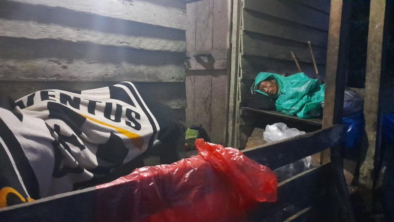 Warga berada di luar rumah dan rumah sakit setelah gempa bermagnitudo 7,1 terjadi di wilayah mereka di Desa Muara Sikabaluan, Pulau Siberut pada 25 April 2023. (BAMBANG SAGURUNG/AFP via Getty Images)