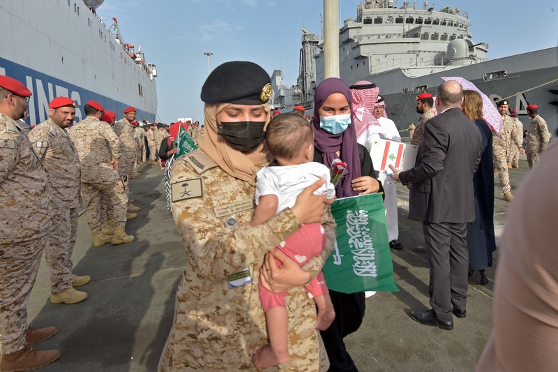 Sebuah kapal dengan 1.687 warga sipil dari lebih dari 50 negara yang melarikan diri dari kekerasan di Sudan, tiba di pangkalan angkatan laut Raja Faisal di Jeddah pada 26 April 2023 setelah operasi penyelamatan di tengah gencatan senjata yang ditengahi AS antara para jenderal yang bertikai di negara itu. Sebuah kapal dengan 1.687 warga sipil dari lebih dari 50 negara yang melarikan diri dari kekerasan di Sudan, tiba di pangkalan angkatan laut Raja Faisal di Jeddah pada 26 April 2023 setelah operasi penyelamatan di tengah gencatan senjata yang ditengahi AS antara para jenderal yang bertikai di negara itu. - Pertempuran pecah di Sudan pada 15 April antara pasukan yang setia kepada panglima militer Abdel Fattah al-Burhan dan wakilnya yang menjadi saingannya Mohamed Hamdan Daglo, yang memimpin Pasukan Dukungan Cepat (RSF) paramiliter yang kuat. (AMER HILABI/AFP via Getty Images)