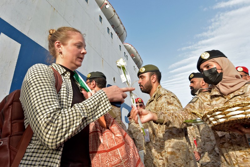 Sebuah kapal dengan 1.687 warga sipil dari lebih dari 50 negara yang melarikan diri dari kekerasan di Sudan, tiba di pangkalan angkatan laut Raja Faisal di Jeddah pada 26 April 2023 setelah operasi penyelamatan di tengah gencatan senjata yang ditengahi AS antara para jenderal yang bertikai di negara itu. Sebuah kapal dengan 1.687 warga sipil dari lebih dari 50 negara yang melarikan diri dari kekerasan di Sudan, tiba di pangkalan angkatan laut Raja Faisal di Jeddah pada 26 April 2023 setelah operasi penyelamatan di tengah gencatan senjata yang ditengahi AS antara para jenderal yang bertikai di negara itu. - Pertempuran pecah di Sudan pada 15 April antara pasukan yang setia kepada panglima militer Abdel Fattah al-Burhan dan wakilnya yang menjadi saingannya Mohamed Hamdan Daglo, yang memimpin Pasukan Dukungan Cepat (RSF) paramiliter yang kuat. (AMER HILABI/AFP via Getty Images)