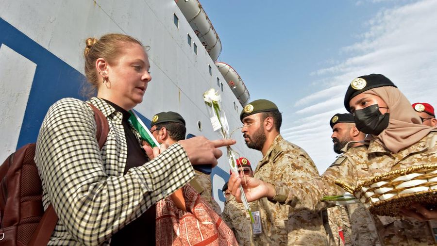 Sebuah kapal dengan 1.687 warga sipil dari lebih dari 50 negara yang melarikan diri dari kekerasan di Sudan, tiba di pangkalan angkatan laut Raja Faisal di Jeddah pada 26 April 2023 setelah operasi penyelamatan di tengah gencatan senjata yang ditengahi AS antara para jenderal yang bertikai di negara itu. - Pertempuran pecah di Sudan pada 15 April antara pasukan yang setia kepada panglima militer Abdel Fattah al-Burhan dan wakilnya yang menjadi saingannya Mohamed Hamdan Daglo, yang memimpin Pasukan Dukungan Cepat (RSF) paramiliter yang kuat. (AMER HILABI/AFP via Getty Images)