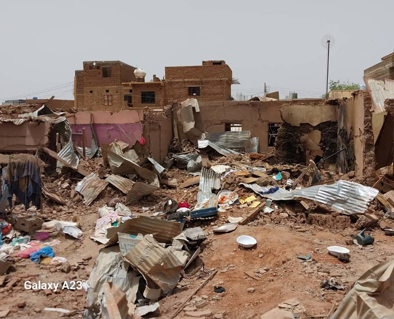 Bangunan yang rusak terlihat setelah bentrokan antara Pasukan Dukungan Cepat paramiliter dan tentara di wilayah Khartoum Selatan, Sudan 25 April 2023. (REUTERS/ Stringer)