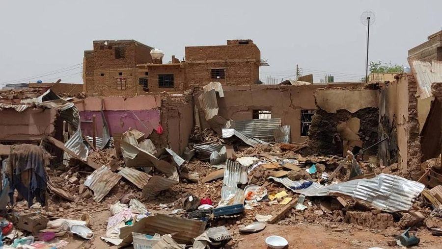 Bangunan yang rusak terlihat setelah bentrokan antara Pasukan Dukungan Cepat paramiliter dan tentara di wilayah Khartoum Selatan, Sudan 25 April 2023. (REUTERS/ Stringer)