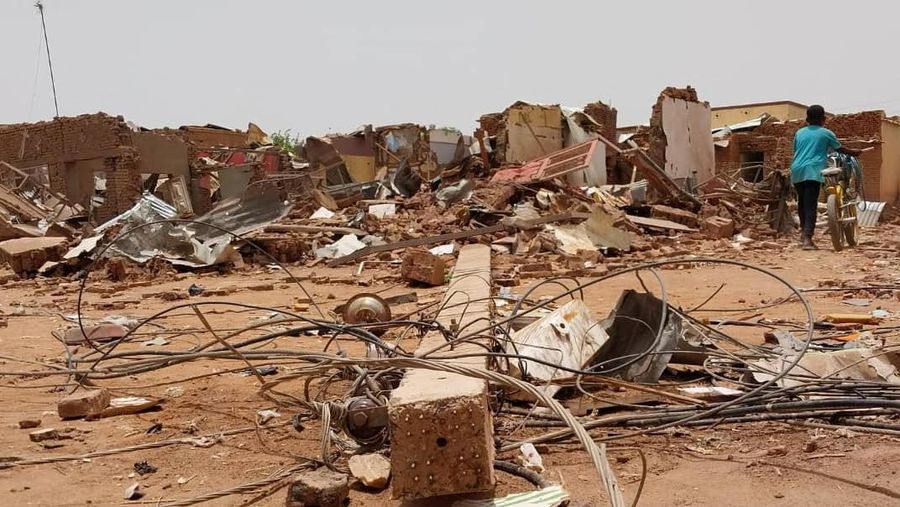 Bangunan yang rusak terlihat setelah bentrokan antara Pasukan Dukungan Cepat paramiliter dan tentara di wilayah Khartoum Selatan, Sudan 25 April 2023. (REUTERS/ Stringer)