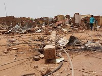 Bangunan yang rusak terlihat setelah bentrokan antara Pasukan Dukungan Cepat paramiliter dan tentara di wilayah Khartoum Selatan, Sudan 25 April 2023. (REUTERS/ Stringer)