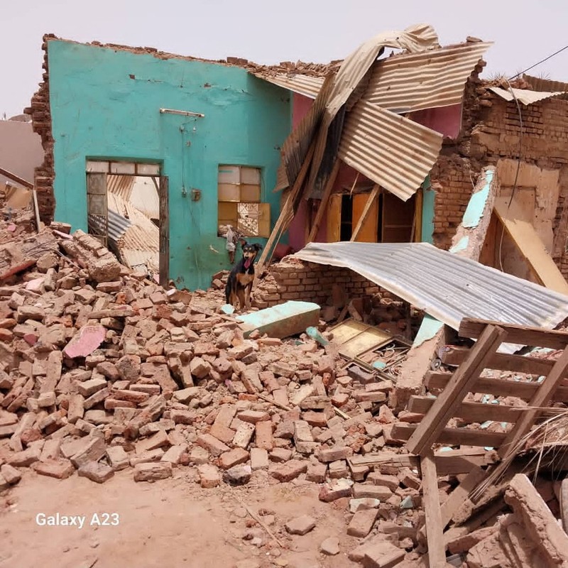 Bangunan yang rusak terlihat setelah bentrokan antara Pasukan Dukungan Cepat paramiliter dan tentara di wilayah Khartoum Selatan, Sudan 25 April 2023. (REUTERS/ Stringer)