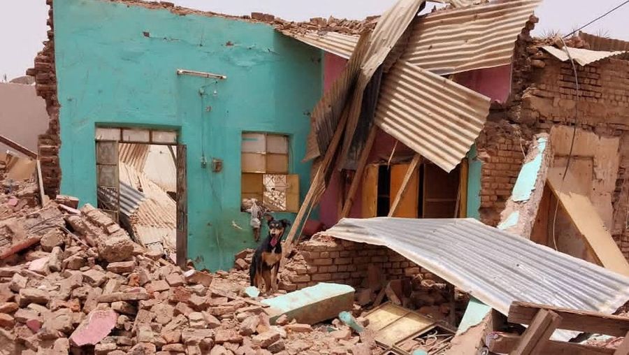 Bangunan yang rusak terlihat setelah bentrokan antara Pasukan Dukungan Cepat paramiliter dan tentara di wilayah Khartoum Selatan, Sudan 25 April 2023. (REUTERS/ Stringer)