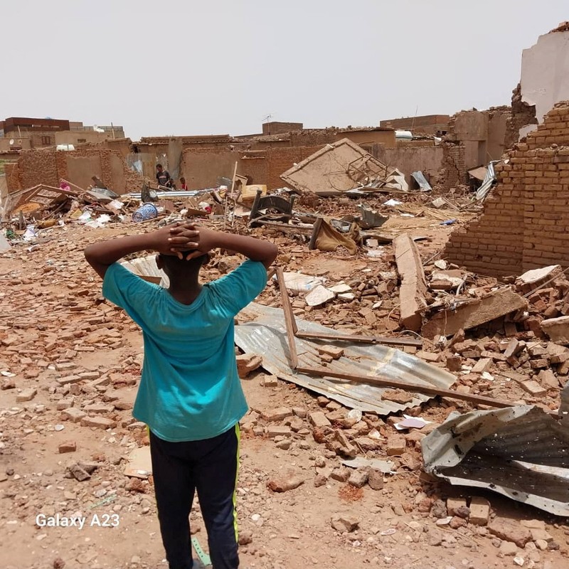 Bangunan yang rusak terlihat setelah bentrokan antara Pasukan Dukungan Cepat paramiliter dan tentara di wilayah Khartoum Selatan, Sudan 25 April 2023. (REUTERS/ Stringer)