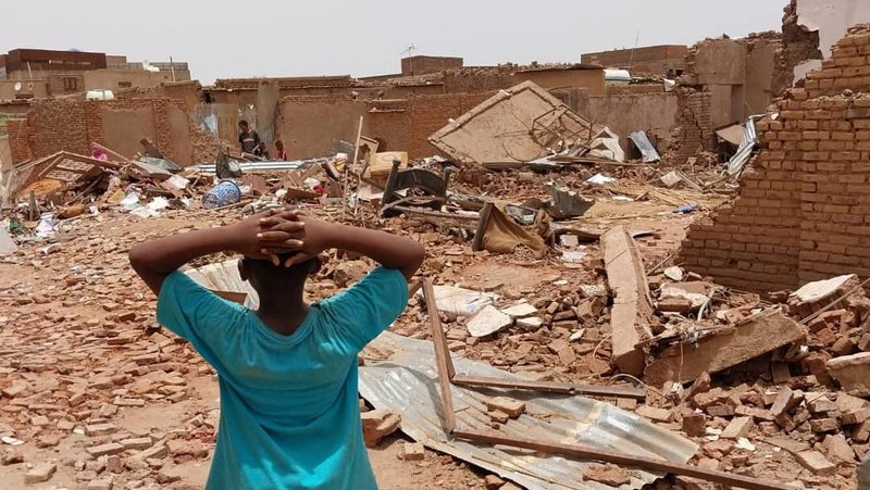 Bangunan yang rusak terlihat setelah bentrokan antara Pasukan Dukungan Cepat paramiliter dan tentara di wilayah Khartoum Selatan, Sudan 25 April 2023. (REUTERS/ Stringer)