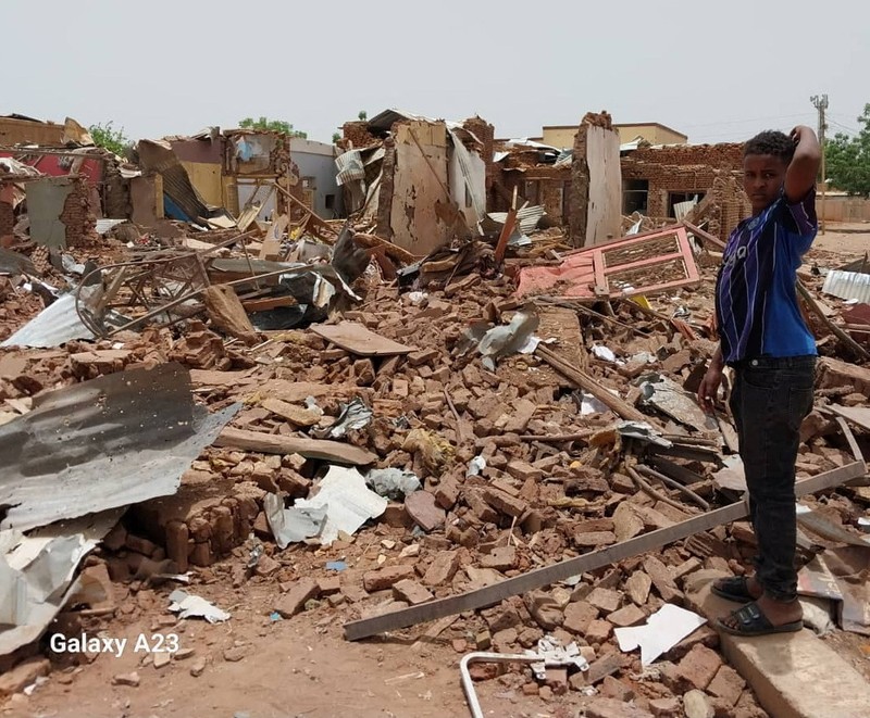 Bangunan yang rusak terlihat setelah bentrokan antara Pasukan Dukungan Cepat paramiliter dan tentara di wilayah Khartoum Selatan, Sudan 25 April 2023. (REUTERS/ Stringer)