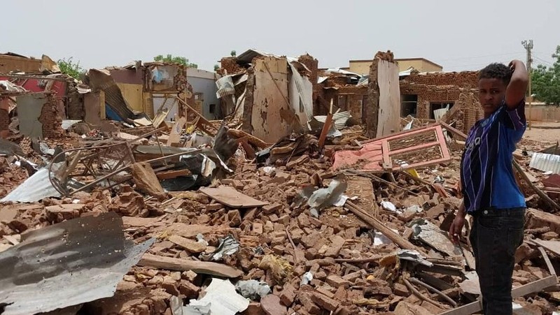 Bangunan yang rusak terlihat setelah bentrokan antara Pasukan Dukungan Cepat paramiliter dan tentara di wilayah Khartoum Selatan, Sudan 25 April 2023. (REUTERS/ Stringer)