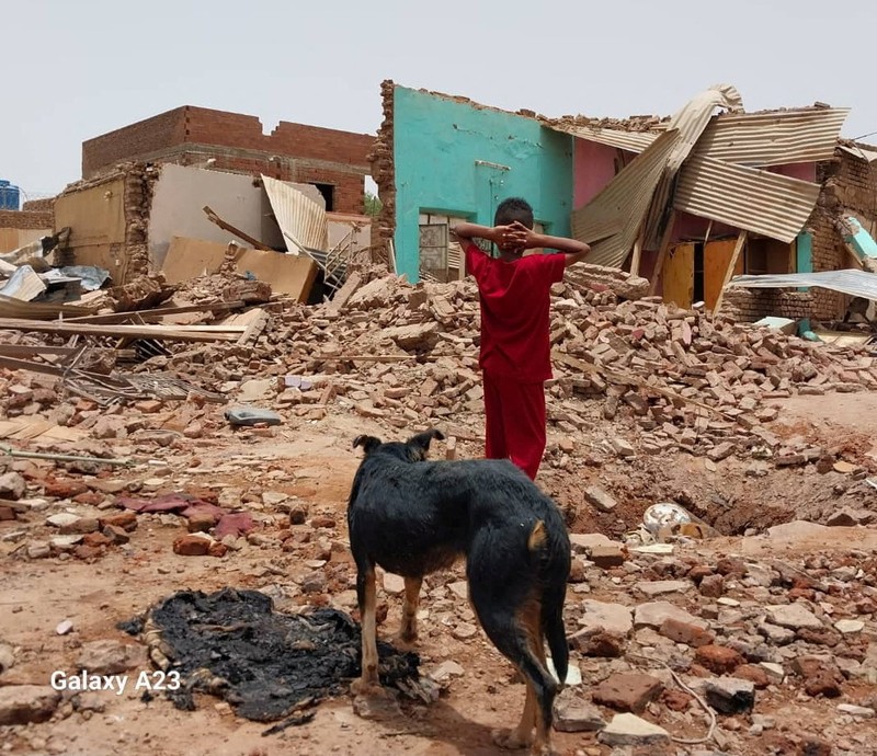 Bangunan yang rusak terlihat setelah bentrokan antara Pasukan Dukungan Cepat paramiliter dan tentara di wilayah Khartoum Selatan, Sudan 25 April 2023. (REUTERS/ Stringer)