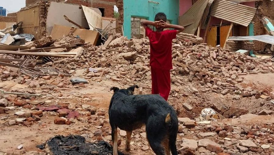 Bangunan yang rusak terlihat setelah bentrokan antara Pasukan Dukungan Cepat paramiliter dan tentara di wilayah Khartoum Selatan, Sudan 25 April 2023. (REUTERS/ Stringer)
